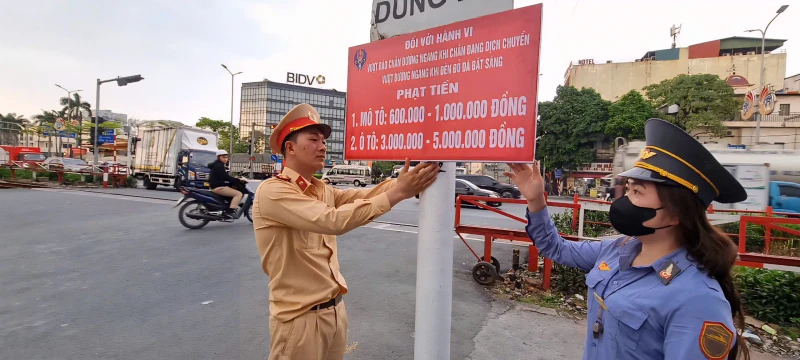 Cảnh sát giao thông Hà Nội gắn biển tuyên truyền bảo đảm trật tự ATGT đường sắt Cảnh sát giao thông Hà Nội gắn biển tuyên truyền bảo đảm trật tự ATGT đường sắt
