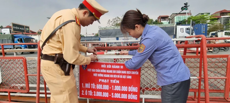 Cảnh sát giao thông Hà Nội gắn biển tuyên truyền bảo đảm trật tự ATGT đường sắt Cảnh sát giao thông Hà Nội gắn biển tuyên truyền bảo đảm trật tự ATGT đường sắt