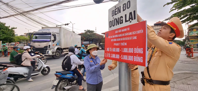 Cảnh sát giao thông Hà Nội gắn biển tuyên truyền bảo đảm trật tự ATGT đường sắt Cảnh sát giao thông Hà Nội gắn biển tuyên truyền bảo đảm trật tự ATGT đường sắt