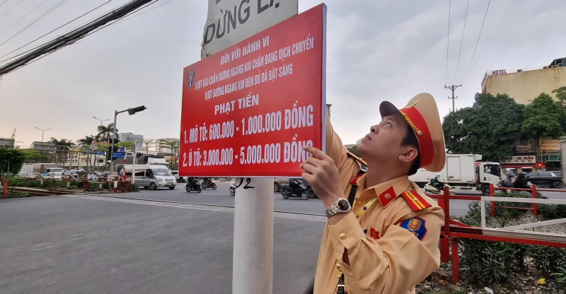 Cảnh sát giao thông Hà Nội gắn biển tuyên truyền bảo đảm trật tự ATGT đường sắt Cảnh sát giao thông Hà Nội gắn biển tuyên truyền bảo đảm trật tự ATGT đường sắt