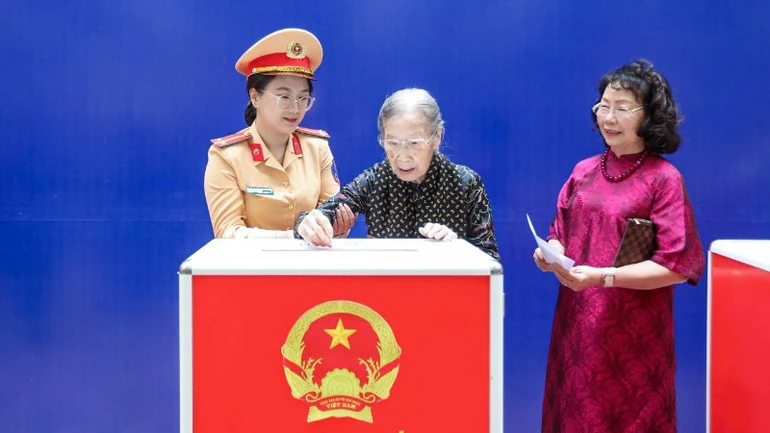 Cảnh sát giao thông Hà Nội hỗ trợ cử tri 101 tuổi đi bầu cử Cảnh sát giao thông Hà Nội hỗ trợ cử tri 101 tuổi đi bầu cử