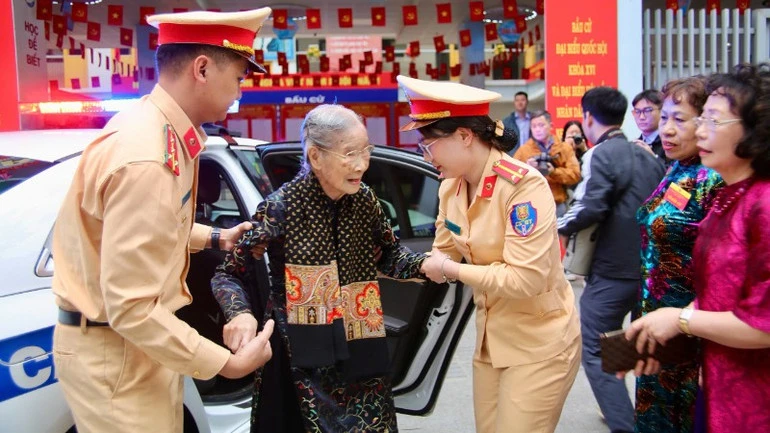 Cảnh sát giao thông Hà Nội hỗ trợ cử tri 101 tuổi đi bầu cử Cảnh sát giao thông Hà Nội hỗ trợ cử tri 101 tuổi đi bầu cử