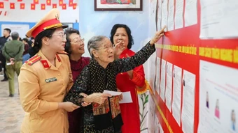 Cảnh sát giao thông Hà Nội hỗ trợ cử tri 101 tuổi đi bầu cử