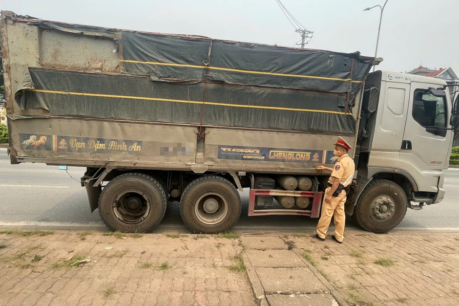 Cảnh sát giao thông Hà Nội xử lý hơn 900 xe tải vi phạm trong 12 ngày Cảnh sát giao thông Hà Nội xử lý hơn 900 xe tải vi phạm trong 12 ngày