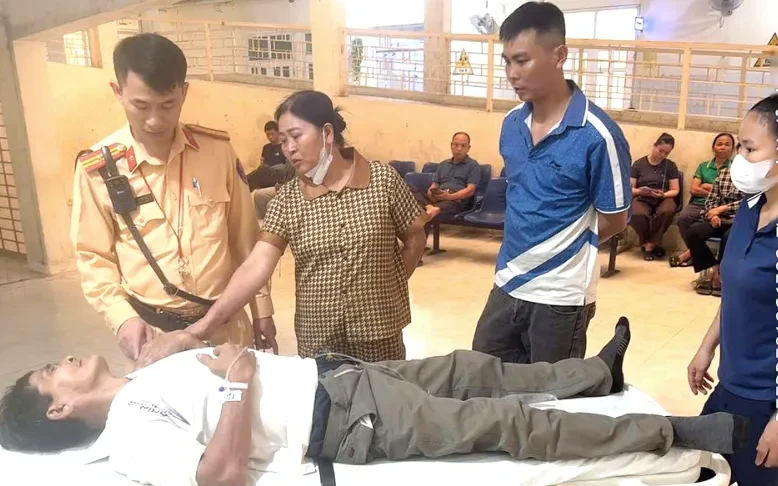 Cảnh sát giao thông kịp thời đưa cấp cứu người đàn ông bị đột quỵ trên đường Cảnh sát giao thông kịp thời đưa cấp cứu người đàn ông bị đột quỵ trên đường