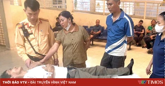 Cảnh sát giao thông kịp thời đưa cấp cứu người đàn ông bị đột quỵ trên đường