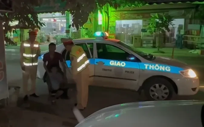 Cảnh sát giao thông kịp thời đưa cháu bé đi lạc 26km trên cao tốc về với gia đình Cảnh sát giao thông kịp thời đưa cháu bé đi lạc 26km trên cao tốc về với gia đình