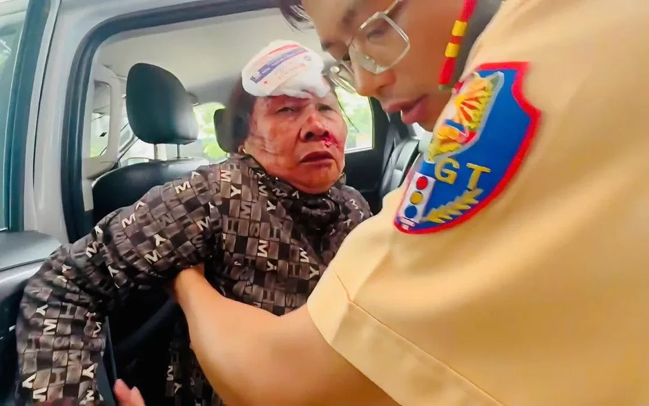Cảnh sát giao thông kịp thời đưa người bị tai nạn giao thông đi cấp cứu Cảnh sát giao thông kịp thời đưa người bị tai nạn giao thông đi cấp cứu