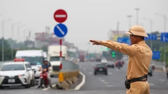 Cảnh sát giao thông phân luồng đón người dân quay lại Thủ đô sau kỳ nghỉ lễ