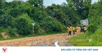 Cảnh sát giao thông Phú Thọ khẩn trương khắc phục sự cố sạt lở trên Tỉnh lộ 316