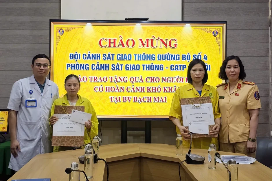 Cảnh sát giao thông trao quà cho bệnh nhi khó khăn tại Bệnh viện Bạch Mai dịp Tết thiếu nhi Cảnh sát giao thông trao quà cho bệnh nhi khó khăn tại Bệnh viện Bạch Mai dịp Tết thiếu nhi