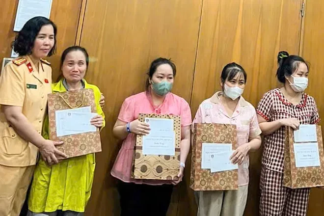 Cảnh sát giao thông trao quà cho bệnh nhi khó khăn tại Bệnh viện Bạch Mai dịp Tết thiếu nhi Cảnh sát giao thông trao quà cho bệnh nhi khó khăn tại Bệnh viện Bạch Mai dịp Tết thiếu nhi