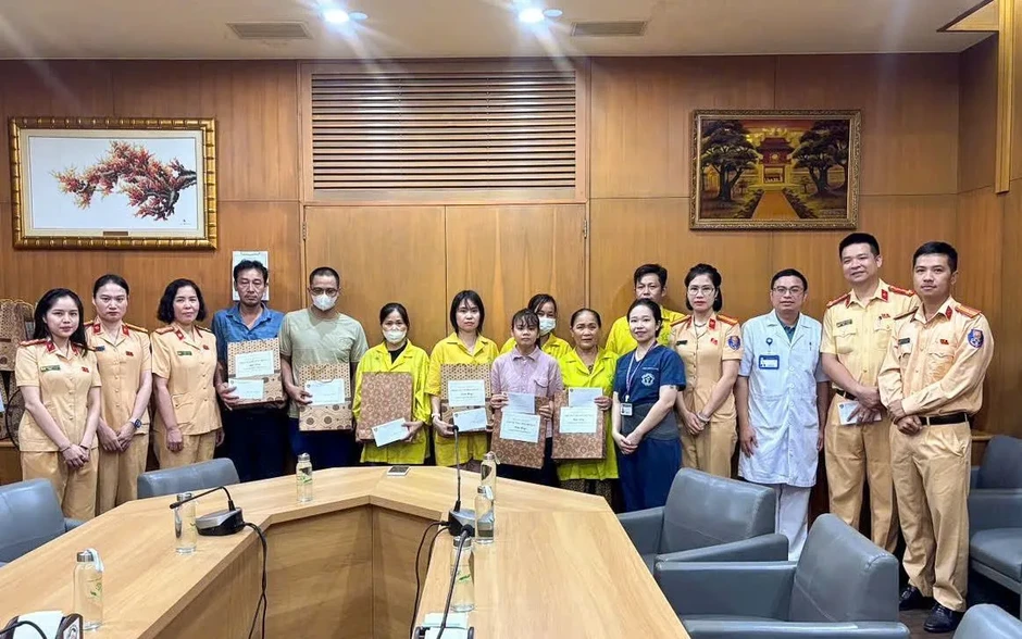 Cảnh sát giao thông trao quà cho bệnh nhi khó khăn tại Bệnh viện Bạch Mai dịp Tết thiếu nhi Cảnh sát giao thông trao quà cho bệnh nhi khó khăn tại Bệnh viện Bạch Mai dịp Tết thiếu nhi