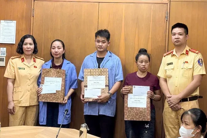 Cảnh sát giao thông trao quà cho bệnh nhi khó khăn tại Bệnh viện Bạch Mai dịp Tết thiếu nhi Cảnh sát giao thông trao quà cho bệnh nhi khó khăn tại Bệnh viện Bạch Mai dịp Tết thiếu nhi