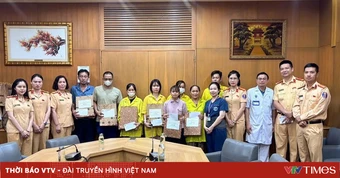 Cảnh sát giao thông trao quà cho bệnh nhi khó khăn tại Bệnh viện Bạch Mai dịp Tết thiếu nhi
