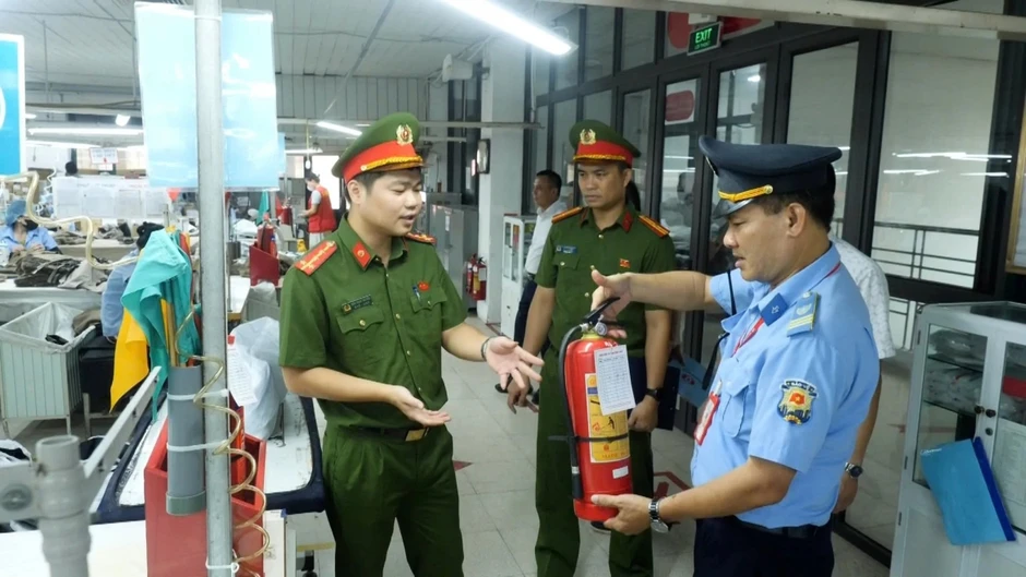 Cảnh sát PCCC lưu ý 4 giải pháp phòng ngừa cháy nổ kho xưởng trong mùa nắng nóng Cảnh sát PCCC lưu ý 4 giải pháp phòng ngừa cháy nổ kho xưởng trong mùa nắng nóng