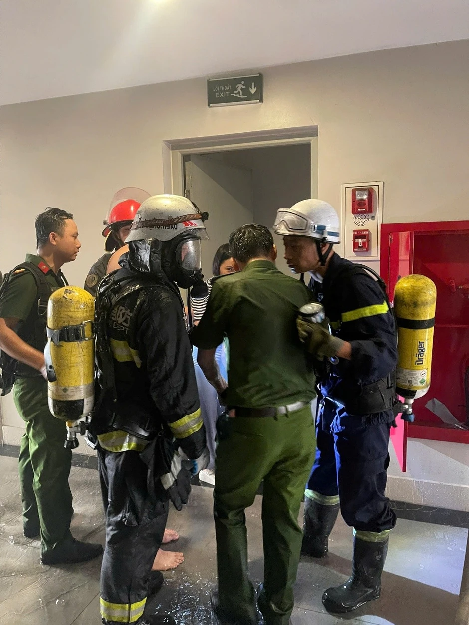Cảnh sát phòng cháy chữa cháy kịp thời cứu 3 người ở chung cư Cảnh sát phòng cháy chữa cháy kịp thời cứu 3 người ở chung cư