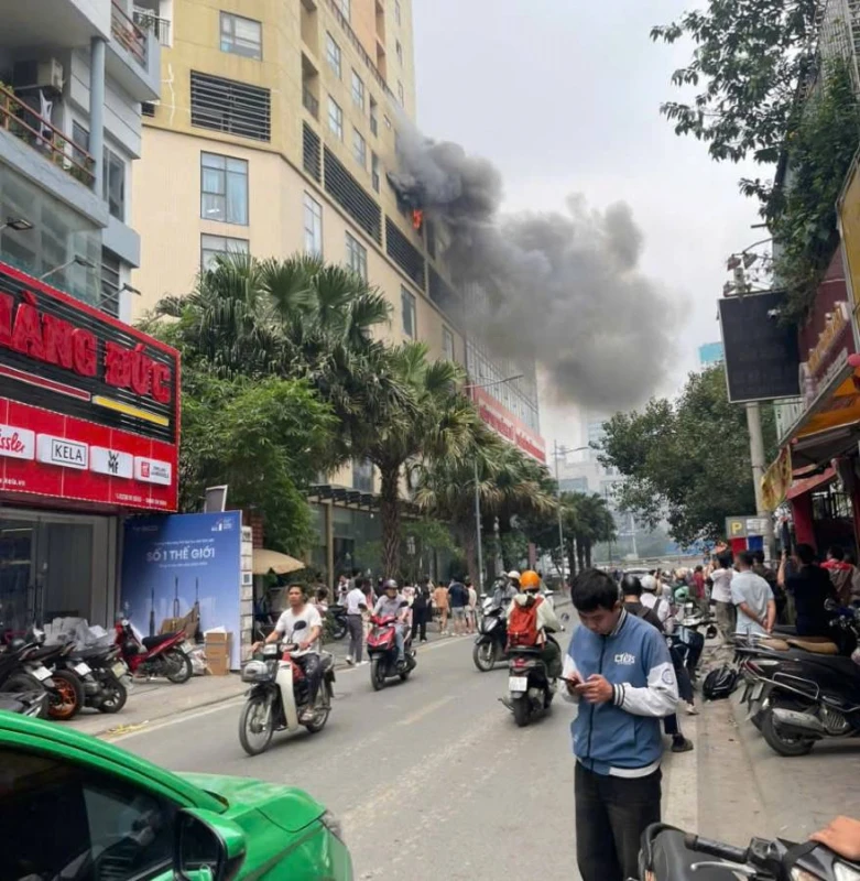 Cảnh sát phòng cháy chữa cháy kịp thời cứu 3 người ở chung cư Cảnh sát phòng cháy chữa cháy kịp thời cứu 3 người ở chung cư