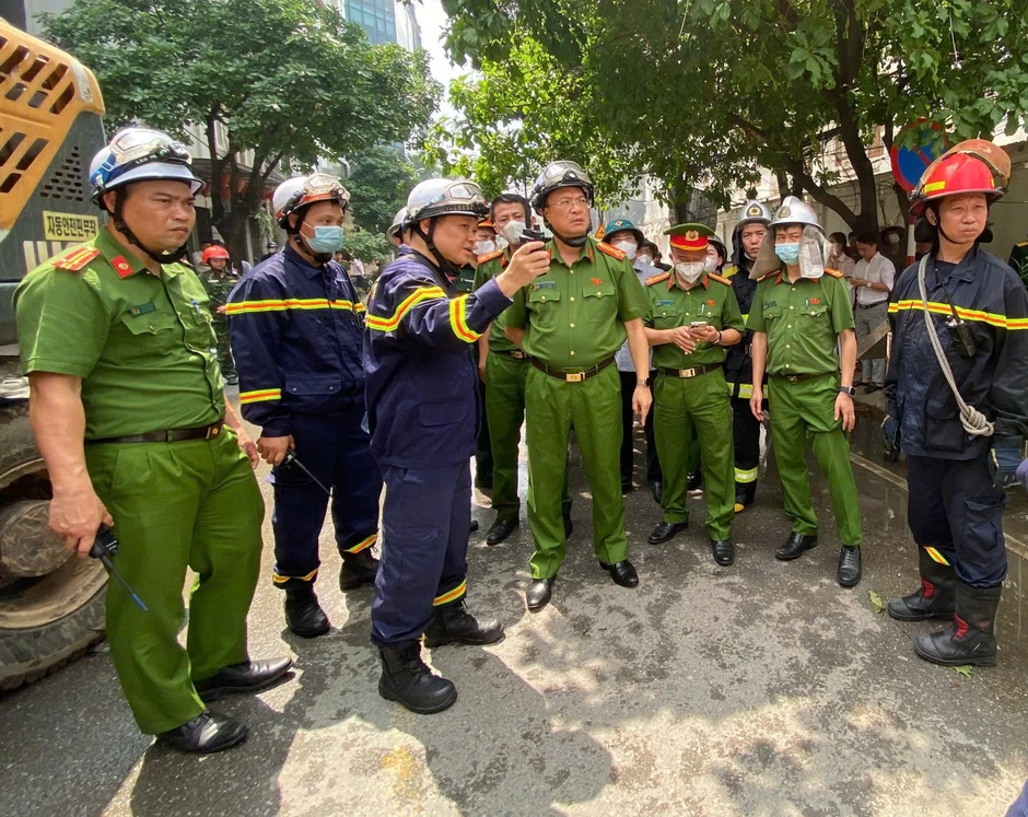 Cảnh sát phòng cháy chữa cháy tiếp cận được bên trong quán Volume Club Cảnh sát phòng cháy chữa cháy tiếp cận được bên trong quán Volume Club