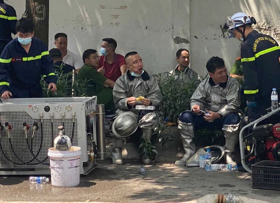 Cảnh sát phòng cháy chữa cháy tiếp cận được bên trong quán Volume Club Cảnh sát phòng cháy chữa cháy tiếp cận được bên trong quán Volume Club