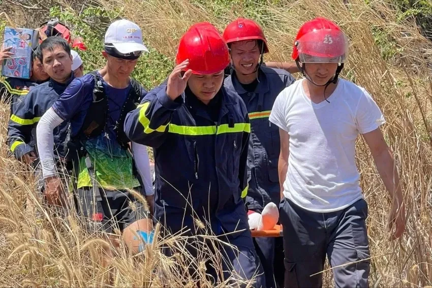 Cảnh sát vượt hơn 2km đường rừng, cứu nữ du khách gặp nạn trên núi Dinh Cảnh sát vượt hơn 2km đường rừng, cứu nữ du khách gặp nạn trên núi Dinh