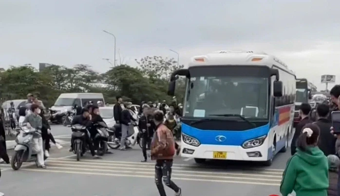 Cảnh sát xử lý thanh niên cản trở xe trong lễ giao nhận quân