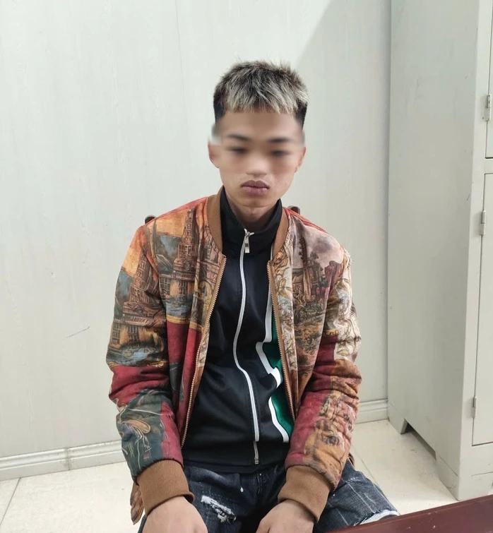 Cảnh sát xử lý thanh niên cản trở xe trong lễ giao nhận quân
