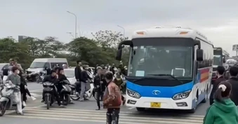Cảnh sát xử lý thanh niên cản trở xe trong lễ giao nhận quân