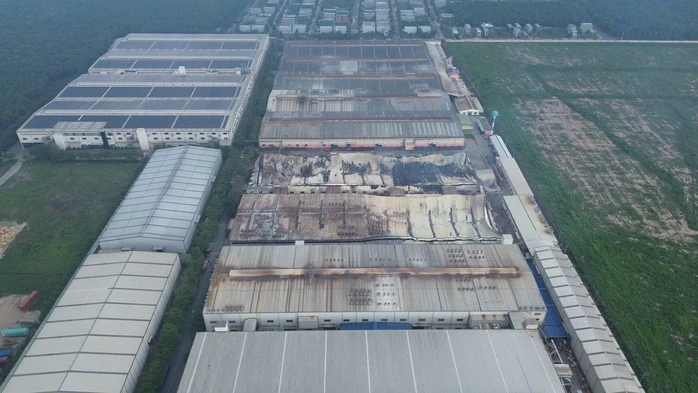 Cảnh tan hoang sau vụ cháy thiêu rụi 17.000 m² nhà xưởng công ty gỗ ở TPHCM