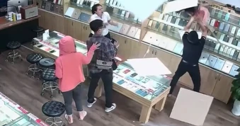 Cảnh tượng thót tim khi bé gái rơi xuyên trần thạch cao