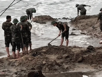 Cảnh tượng trên bờ biển Quy Nhơn khiến nhiều người bất ngờ, nhận xét: Không tin vào mắt mình