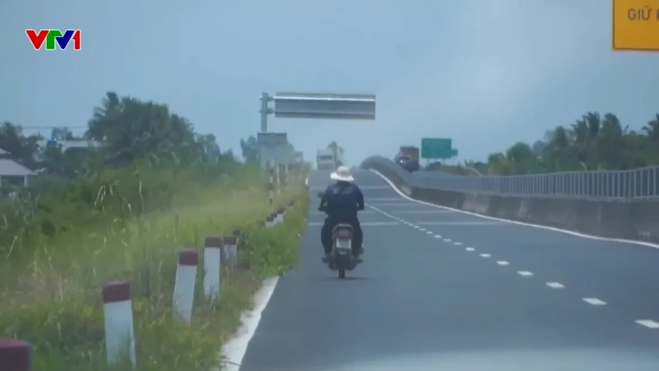 Cao tốc không có đường gom, nông dân chạy xe ngược chiều, leo qua dải phân cách vào ruộng Cao tốc không có đường gom, nông dân chạy xe ngược chiều, leo qua dải phân cách vào ruộng