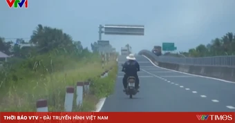 Cao tốc không có đường gom, nông dân chạy xe ngược chiều, leo qua dải phân cách vào ruộng