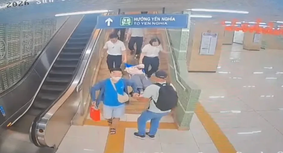 Cấp cứu hành khách mang thai ngất xỉu trên tuyến Metro Cát Linh – Hà Đông Cấp cứu hành khách mang thai ngất xỉu trên tuyến Metro Cát Linh – Hà Đông