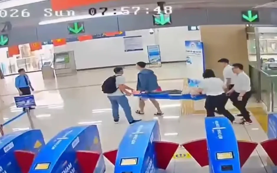 Cấp cứu hành khách mang thai ngất xỉu trên tuyến Metro Cát Linh – Hà Đông Cấp cứu hành khách mang thai ngất xỉu trên tuyến Metro Cát Linh – Hà Đông