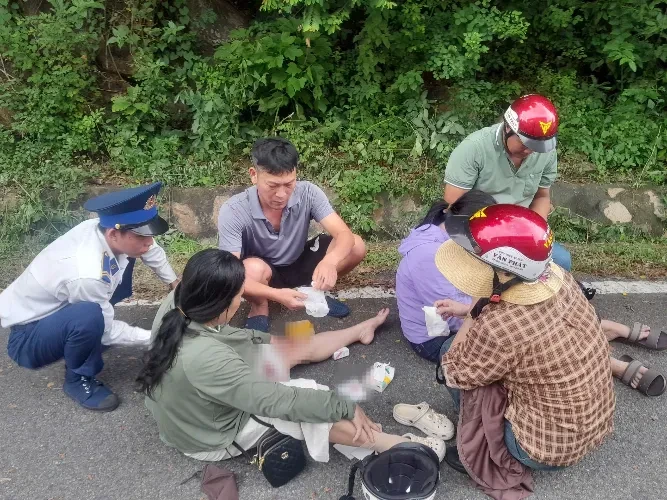 Cấp cứu kịp thời 2 du khách bị tai nạn tại Côn Đảo Cấp cứu kịp thời 2 du khách bị tai nạn tại Côn Đảo