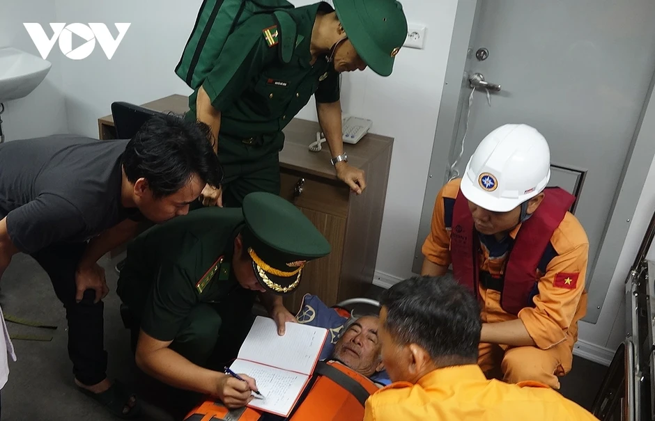 Cấp cứu kịp thời ngư dân bị đột quỵ ở vùng biển Hoàng Sa, thành phố Đà Nẵng Cấp cứu kịp thời ngư dân bị đột quỵ ở vùng biển Hoàng Sa, thành phố Đà Nẵng