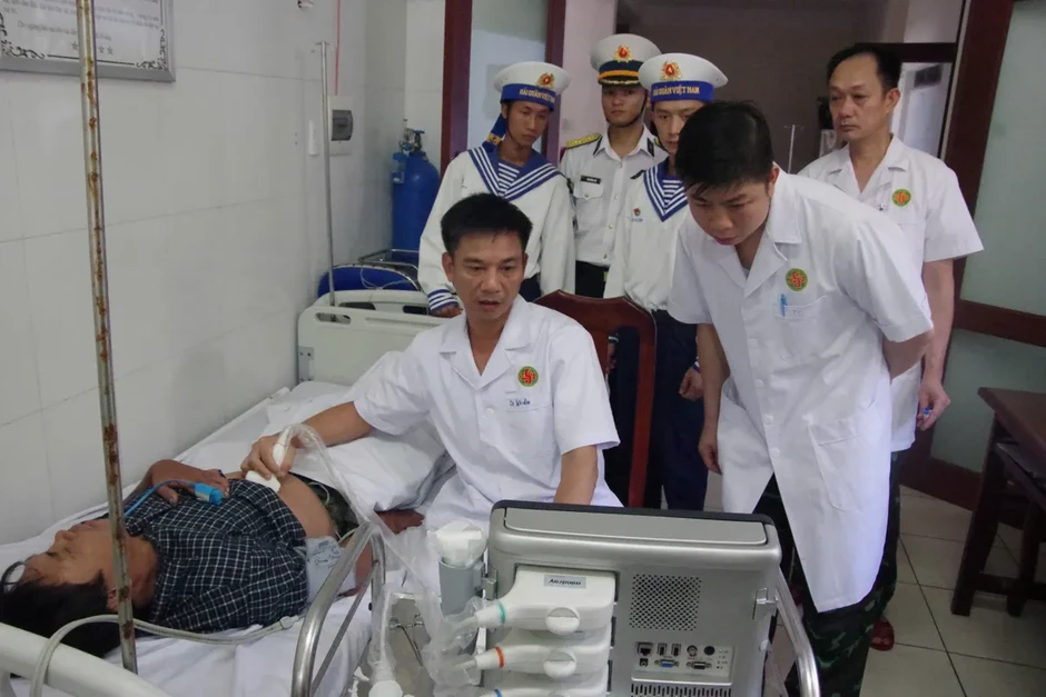 Cấp cứu kịp thời ngư dân bị nhiễm trùng đường mật ở đảo Trường Sa Cấp cứu kịp thời ngư dân bị nhiễm trùng đường mật ở đảo Trường Sa