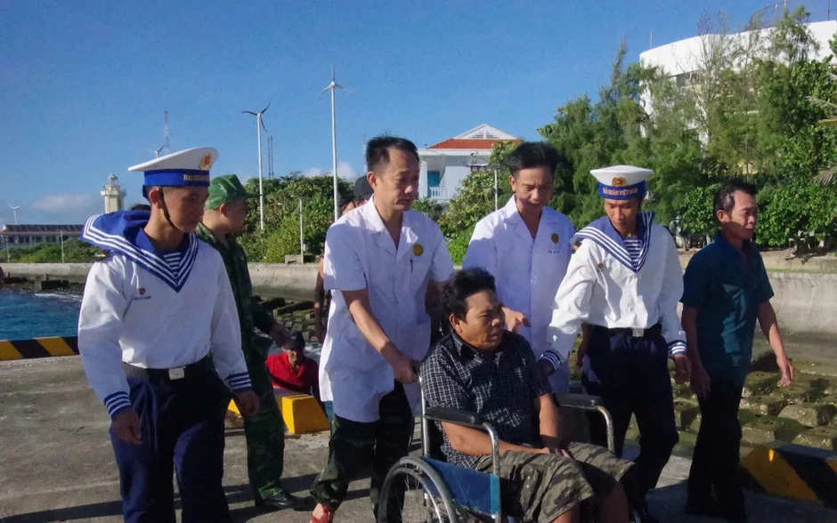 Cấp cứu kịp thời ngư dân bị nhiễm trùng đường mật ở đảo Trường Sa Cấp cứu kịp thời ngư dân bị nhiễm trùng đường mật ở đảo Trường Sa