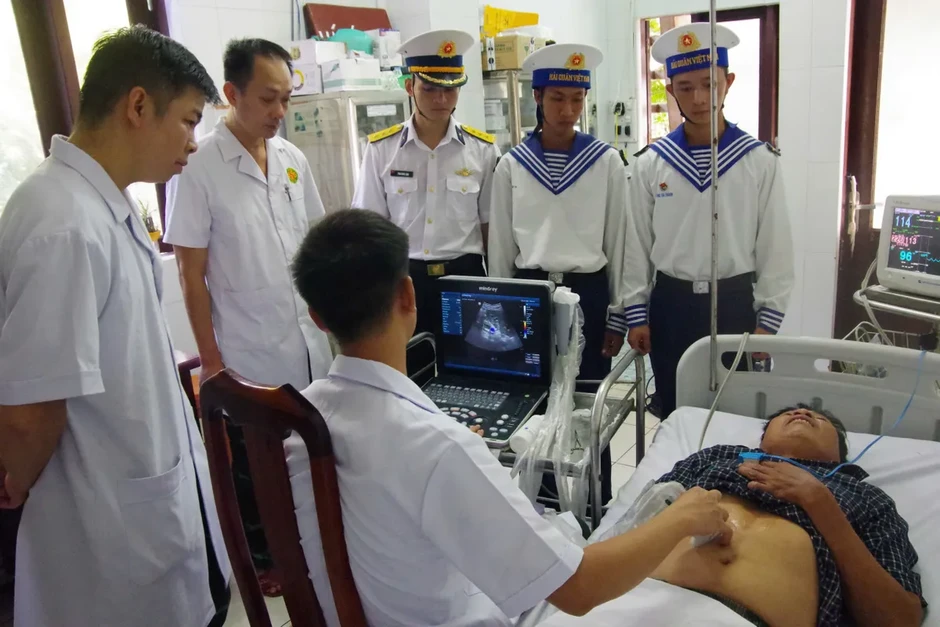 Cấp cứu kịp thời ngư dân bị nhiễm trùng đường mật ở đảo Trường Sa Cấp cứu kịp thời ngư dân bị nhiễm trùng đường mật ở đảo Trường Sa