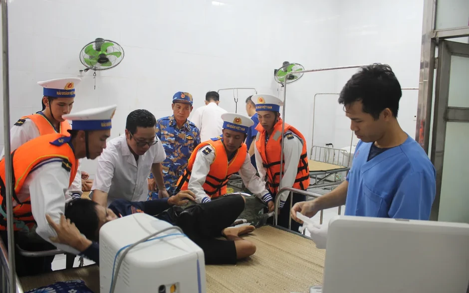 Cấp cứu kịp thời ngư dân gặp tai nạn lao động nghiêm trọng trên biển Cấp cứu kịp thời ngư dân gặp tai nạn lao động nghiêm trọng trên biển