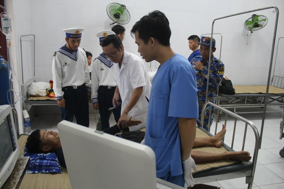 Cấp cứu kịp thời ngư dân gặp tai nạn lao động nghiêm trọng trên biển Cấp cứu kịp thời ngư dân gặp tai nạn lao động nghiêm trọng trên biển