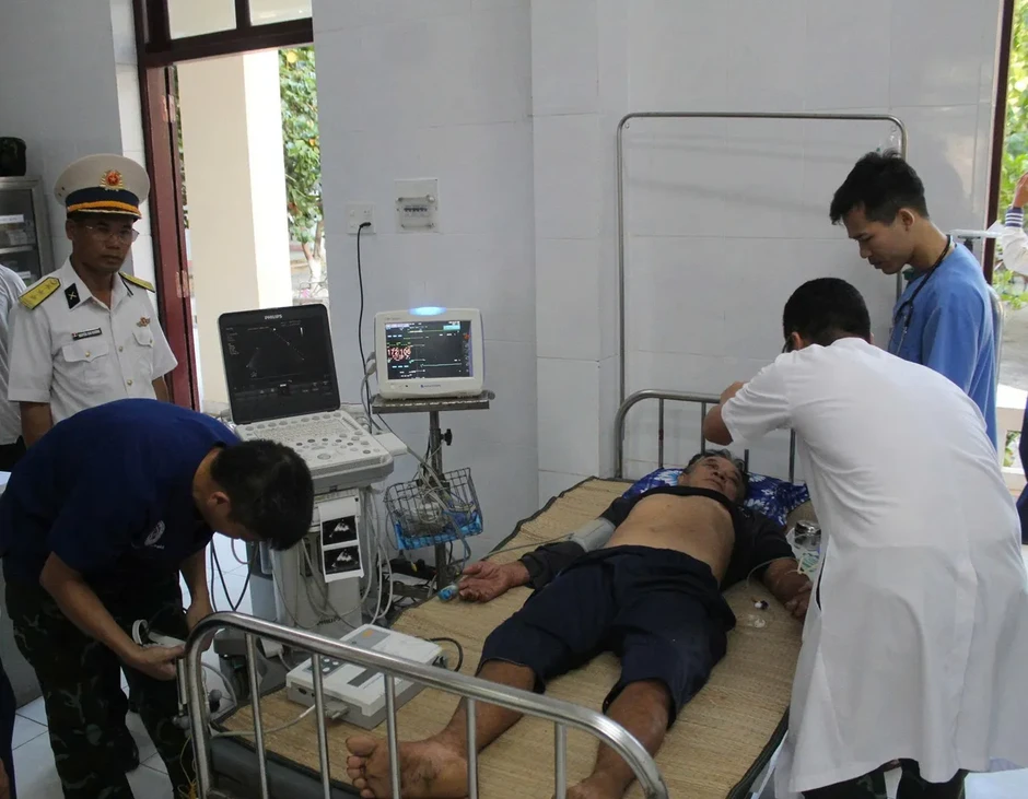 Cấp cứu kịp thời ngư dân nghi đột quỵ não trên vùng biển Trường Sa Cấp cứu kịp thời ngư dân nghi đột quỵ não trên vùng biển Trường Sa
