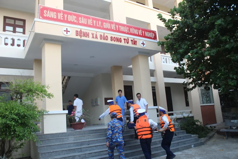 Cấp cứu kịp thời ngư dân nghi đột quỵ não trên vùng biển Trường Sa Cấp cứu kịp thời ngư dân nghi đột quỵ não trên vùng biển Trường Sa