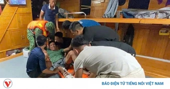 Cấp cứu thuyền viên bị tai nạn do dây tời đứt văng mạnh làm gãy chân