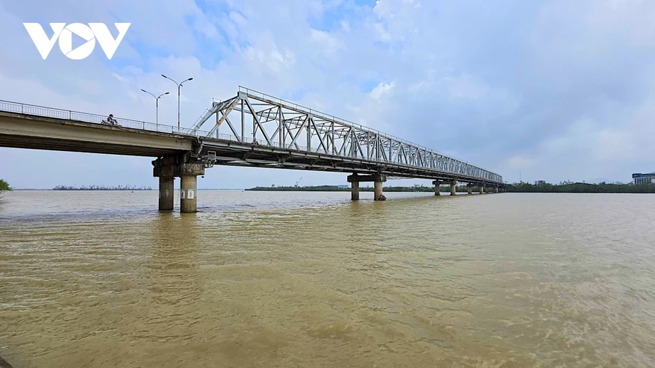 Cấp phép thi công hệ thống điện trang trí và lưới an toàn vào cầu Bến Thủy 1 Cấp phép thi công hệ thống điện trang trí và lưới an toàn vào cầu Bến Thủy 1