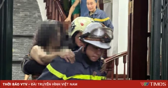 Cắt "chuồng cọp" giải cứu 4 người trong ngôi nhà cháy ở Hà Nội