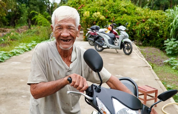 Câu chuyện cụ già bị cháy xe máy đã 'sinh ra' những người hùng mạng xã hội Câu chuyện cụ già bị cháy xe máy đã 'sinh ra' những người hùng mạng xã hội