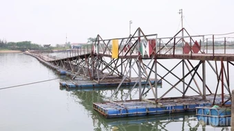 Cầu dân sinh tại Quảng Trị tạm dừng hoạt động, người dân đi lại khó khăn