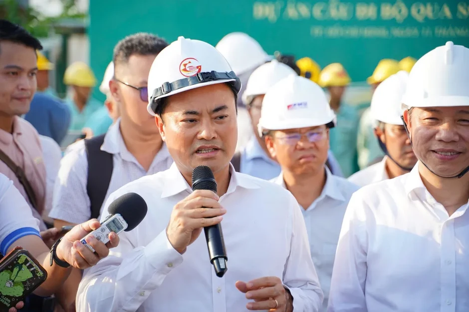 Cầu đi bộ qua sông Sài Gòn đổ mẻ bê tông đầu tiên cho trụ chính Cầu đi bộ qua sông Sài Gòn đổ mẻ bê tông đầu tiên cho trụ chính